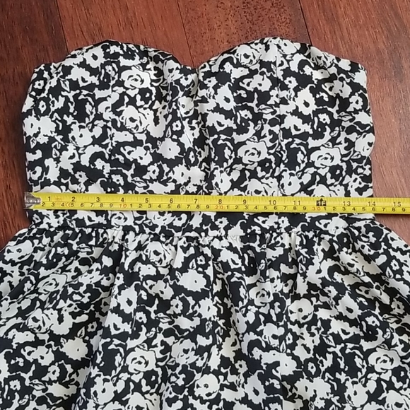 Diosa | Strapless Flared Dress - Picture 3 of 6